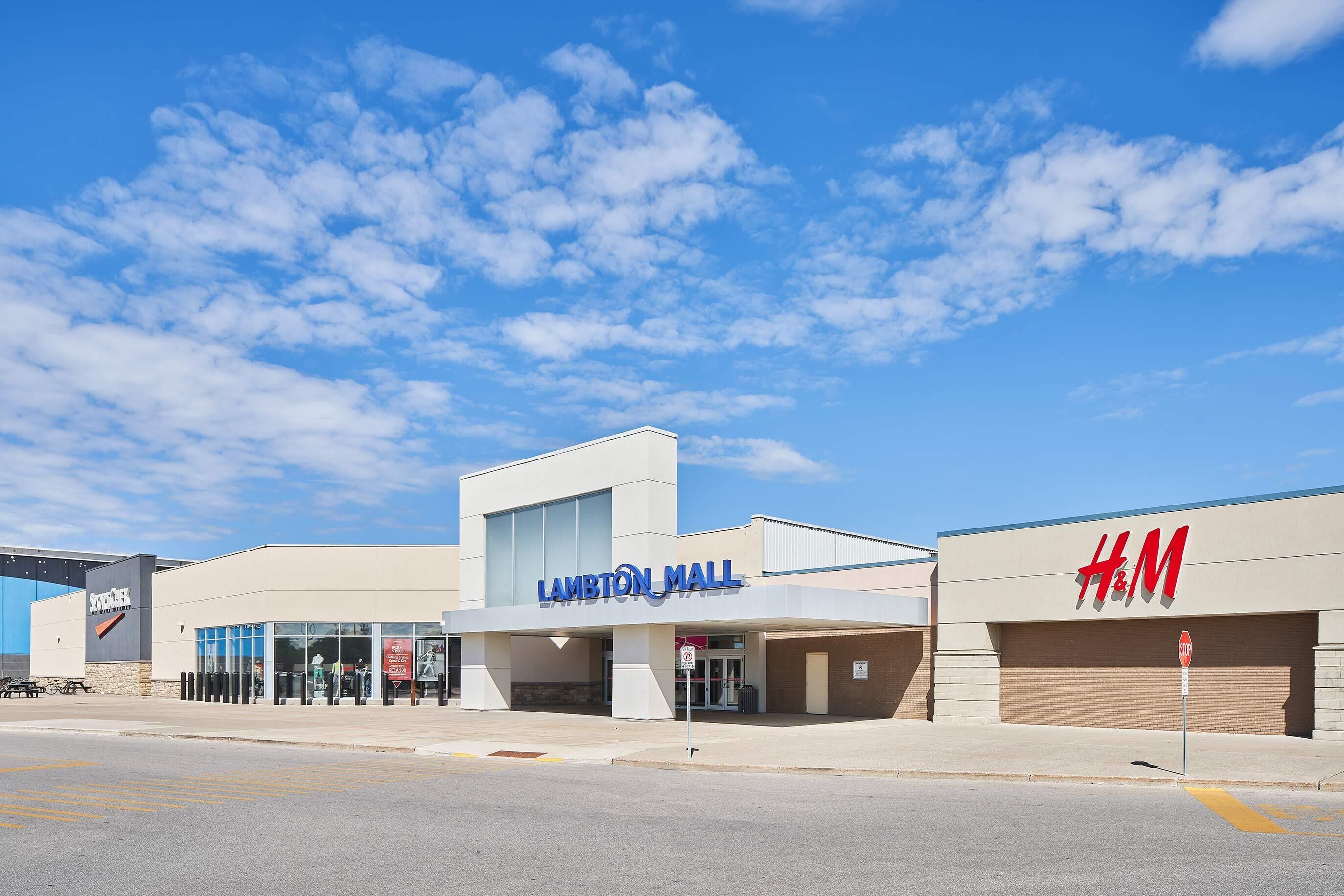 Um shopping com a placa Lambton Mall e uma loja H&M.