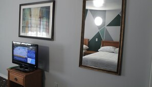 Deluxe Double Room | Egyptian cotton sheets, premium bedding, down comforters - Bluewater Motel (Sarnia)