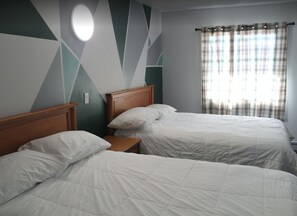 Egyptian cotton sheets, premium bedding, down comforters - Bluewater Motel (Sarnia)