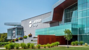 Un edificio moderno con el letrero “Lambton College” bien visible.
