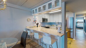 Frigorífic, microones, forn i placa de cuina 