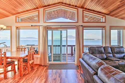 Waterfront Apt w/ Mtn View, Walk Into Town!