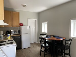 Microondas, horno, placa de cocina y lavavajillas