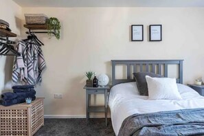 3 bedrooms - DUDLEY*3 BED *FAMILY*PARKING*LONG STAYS (Willenhall)