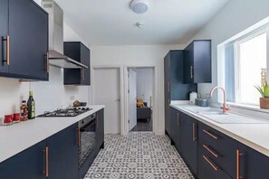 Private kitchen - SEDGLEY*4Bed*SkyTV*PARKING*LongStay* (Willenhall)