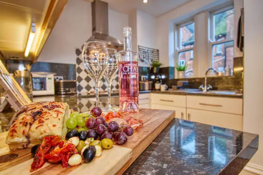 Een koelkast, een koffiezetapparaat/waterkoker, een vriezer