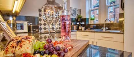 Een koelkast, een koffiezetapparaat/waterkoker, een vriezer