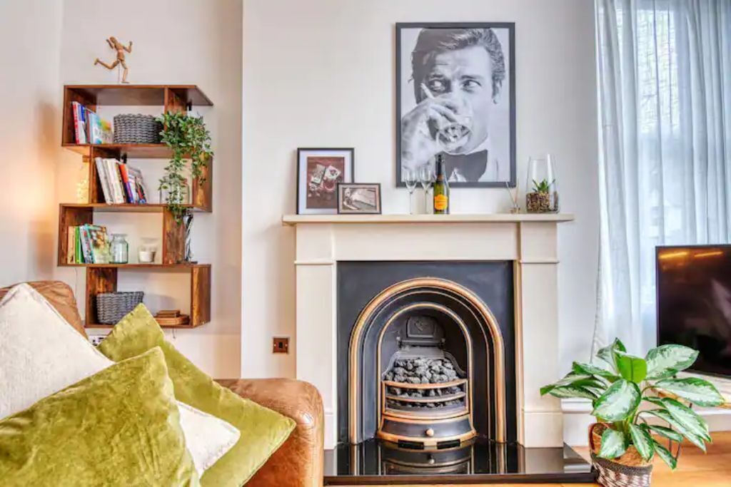 TV, fireplace