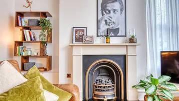 TV, fireplace