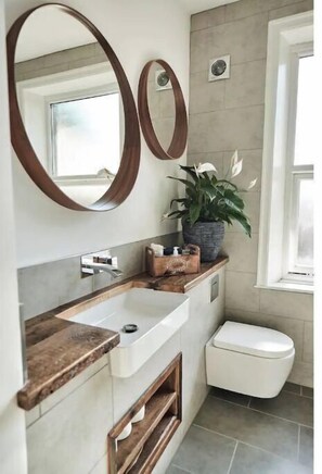 Combined shower/tub, towels