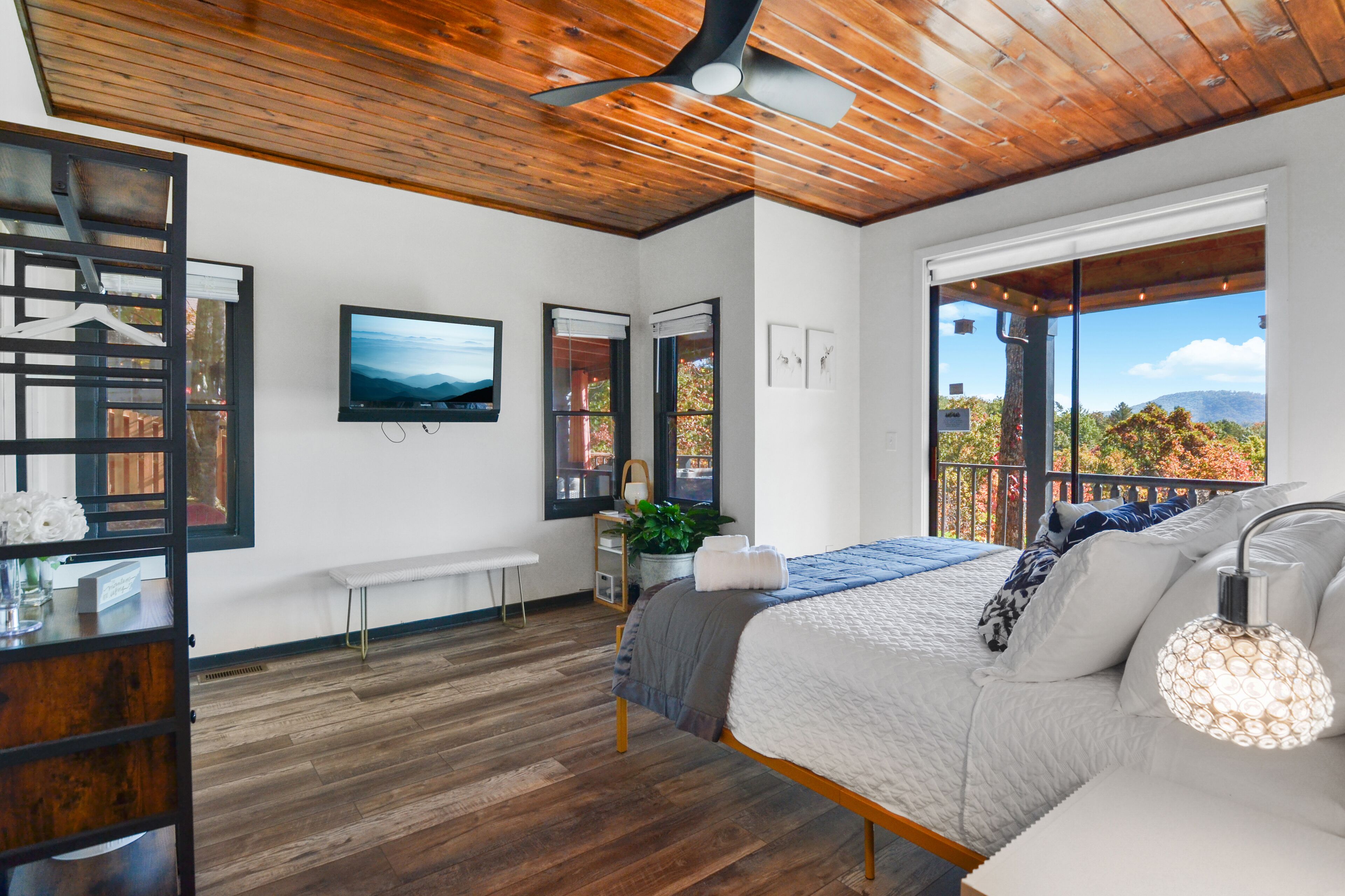 4 makuuhuonetta, työpöytä, silitysrauta/-lauta, ilmainen Wi-Fi