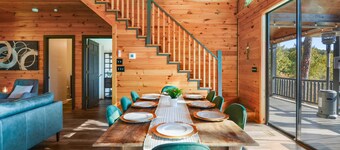 MTN VIEWS! Modern Cabin, Hot tub, Games, Families!