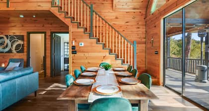 MTN VIEWS! Modern Cabin, Hot tub, Games, Families!