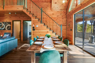 MTN VIEWS! Modern Cabin, Hot tub, Games, Families!