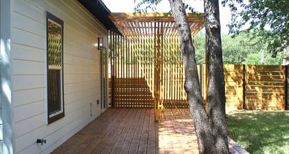 Urban Retreat: 2 King Suites + Bunks, Walk to Park