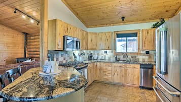 Coffee/tea maker, fridge, microwave, stovetop