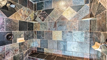 SĂšche-cheveux, serviettes fournies, papier toilette