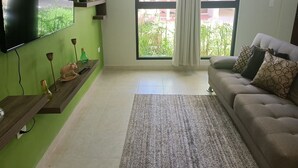 Exclusive-Apartment | Wohnzimmer | 50-Zoll-Smart-TV mit Kabelempfang, Fernseher