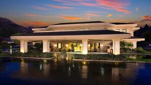 Een modern hotel met een ruime entree en een zwembad.