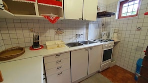 Frigorifero, microonde, forno, piano cottura