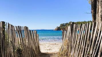 Una spiaggia nelle vicinanze