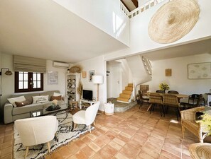TV - House for 6 people with a shared pool in the Valcros domain in La Londe-les-Maures (LA LONDE LES MAURES)