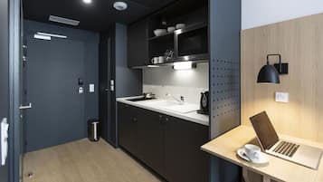 Réfrigérateur, micro-ondes, plaque de cuisson, lave-vaisselle