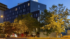 Een modern gebouw met het bord "Odaly's City" bovenop.