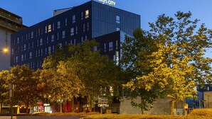 Un edificio moderno con el letrero 