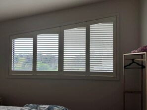 4 Schlafzimmer, Schreibtisch, Reisekinderbett