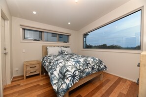 4 bedrooms, desk, travel cot