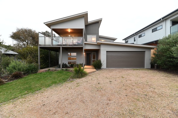 Parking for 4 cars or 2 cars and a boat.