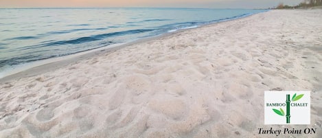 Nära stranden och solstolar