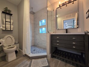 Luxury-Einzelzimmer, 1 King-Bett und Schlafsofa, Poolblick | Badezimmer | Dusche, Designer-Toilettenartikel, Haartrockner, Handtücher