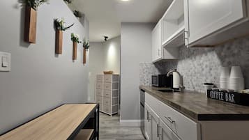 Habitación individual de lujo, 1 cama King size y sofá cama, vista a la alberca | Cocineta privada | Refrigerador, microondas, congelador y toallas de papel