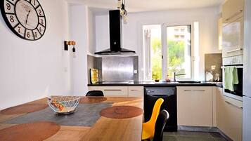 Een koelkast, een microgolfoven, een oven, een kookplaat