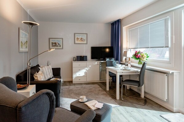 Unclassified image, 1 of 33, button - Sonnenidyll - 2-zimmer-ferienidyll in Strand- und Waldnähe, Zentrumsnah (Sylt)