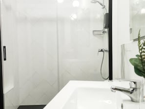 Dusj, hårføner og håndklær