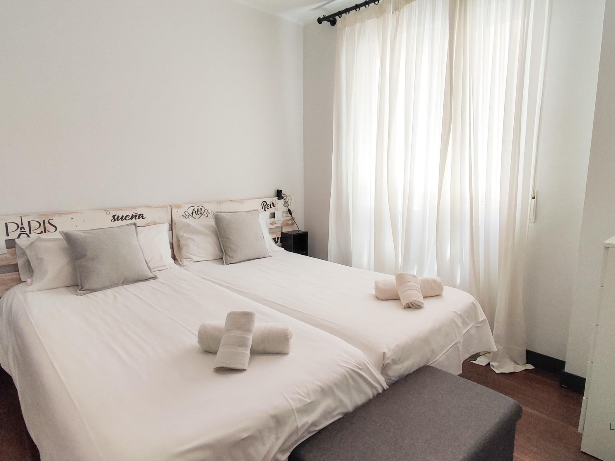 4 bedrooms, iron/ironing board, internet, bed sheets