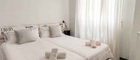 4 soverom, strykejern/-brett, internettilgang og sengetøy