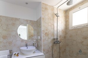 Shower, hair dryer, towels