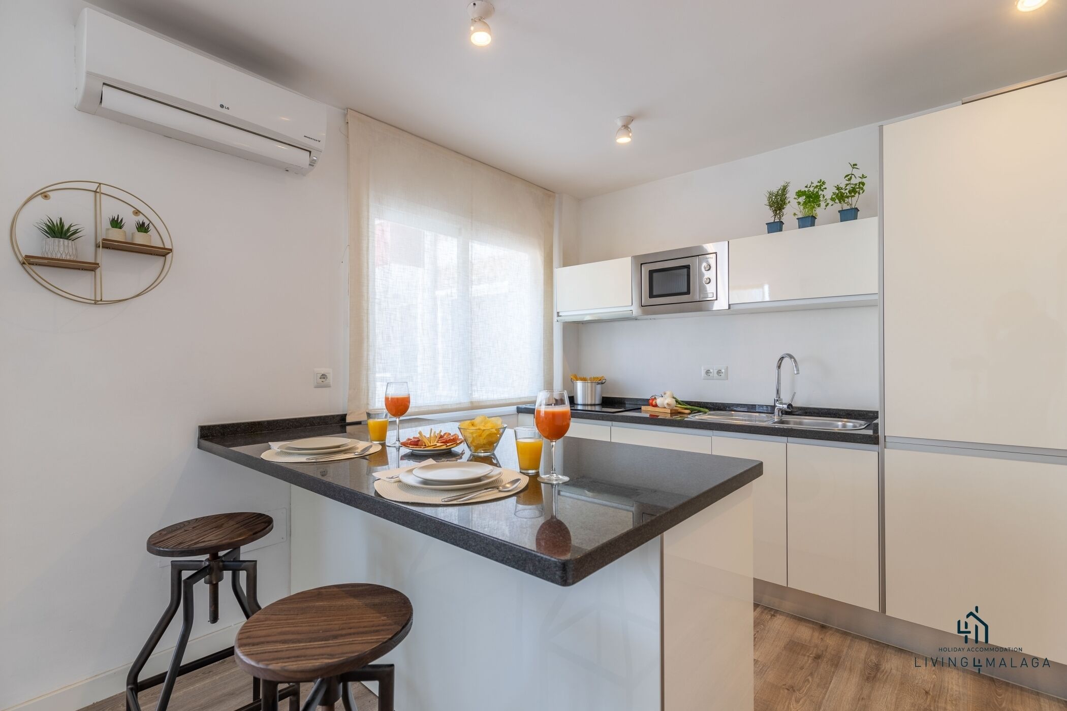 Frigorífico, microondas, cafetera o tetera y tostadora