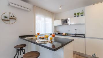 Frigorífico, microondas, cafetera o tetera y tostadora