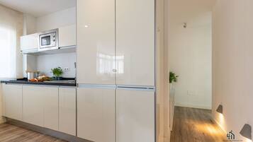 Frigorífico, microondas, cafetera o tetera y tostadora