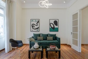 TV - 3Bdr Modern Design & Bright Interiors in Plaka (Athens)