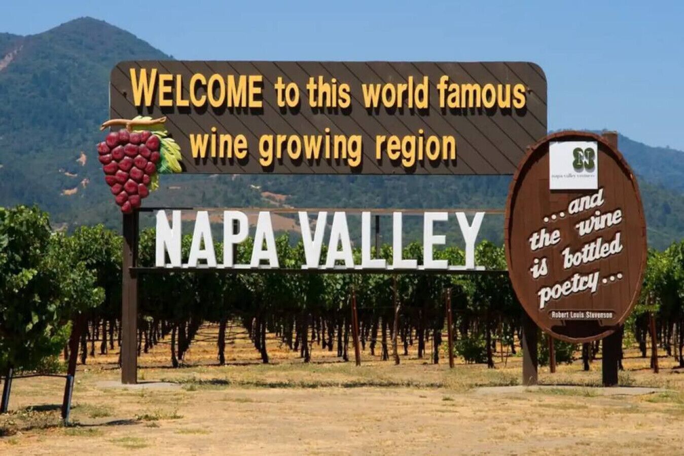 Een bord dat bezoekers verwelkomt in de wijnstreek Napa Valley, met een citaat over wijn als gebottelde poëzie.