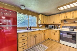 Refrigerador, microondas, parrilla de estufa y cafetera y tetera 