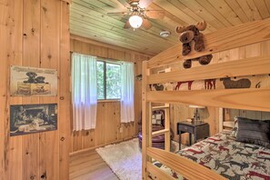 3 habitaciones, tabla de planchar con plancha y cuna de viaje 