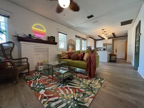 Living area - Tropical 2 Bedroom close to everything in Tampa! (Tampa)