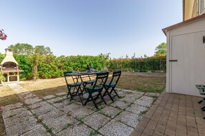 Outdoor dining - Cosy apartment for 4 people with WIFI, TV and patio, close to Porto Recanati (Loreto)